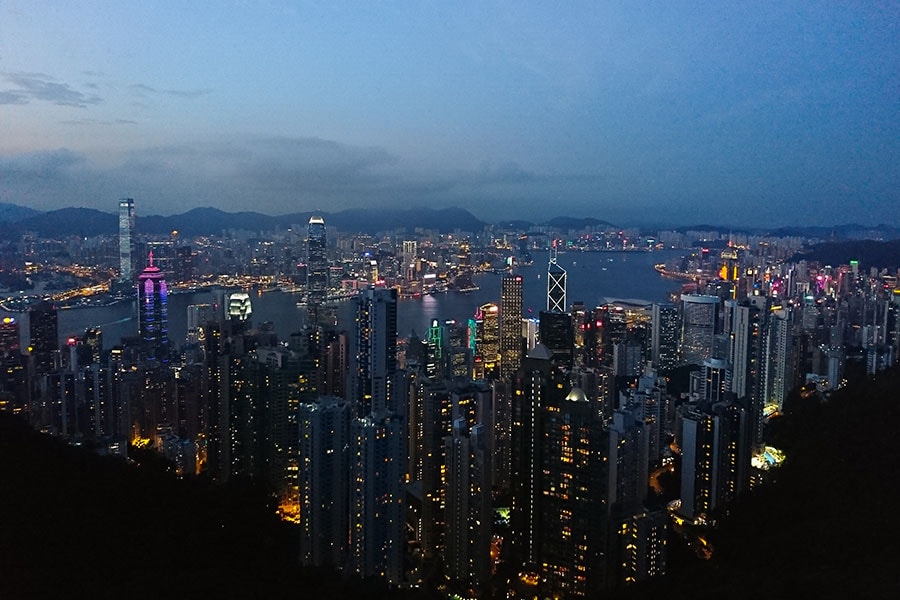 日暮れから夜へと姿を変える香港のヴィクトリア・ピーク。100万ドルの夜景を堪能できる。©SK