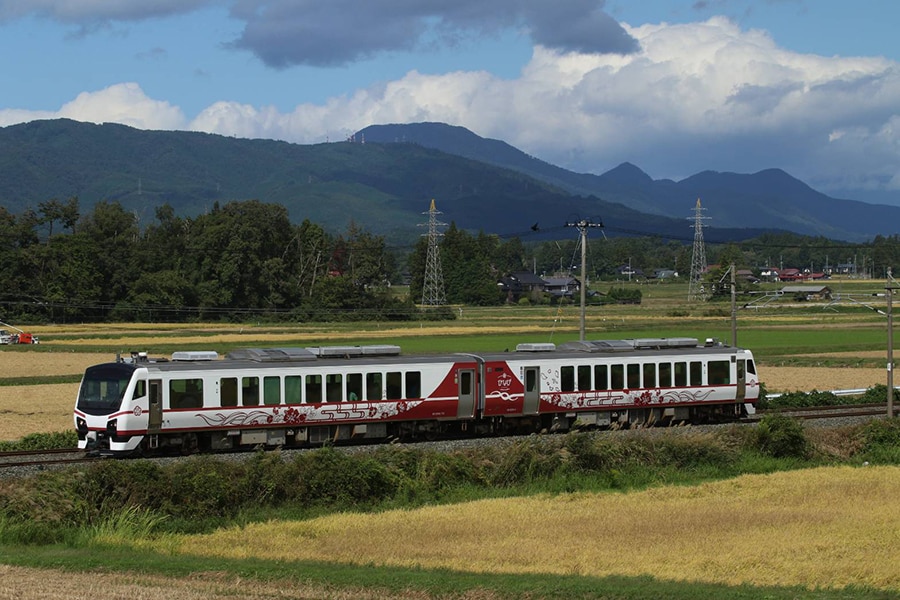 東北の美しい里山の風景のなかを走る「陽旅（ひなび）」●運行区間／ひなび（陽旅）釡石：盛岡～釡石　ひなび（陽旅）宮古：盛岡～宮古　ひなび（陽旅）下北：八戸～大湊　※全車指定、土・日曜・祝日を中心に運転。