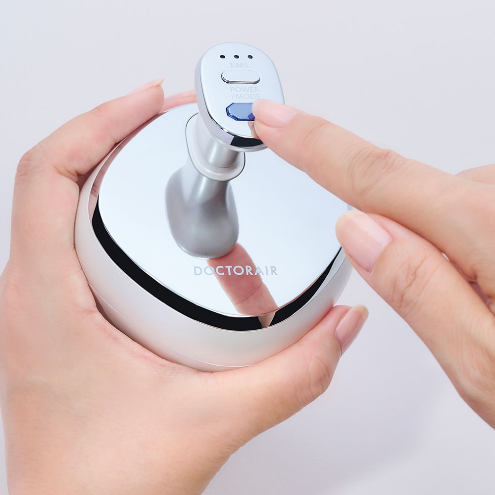 操作は上部のボタンを押すだけ。低速、高速、ストレッチの3種のモードを搭載。