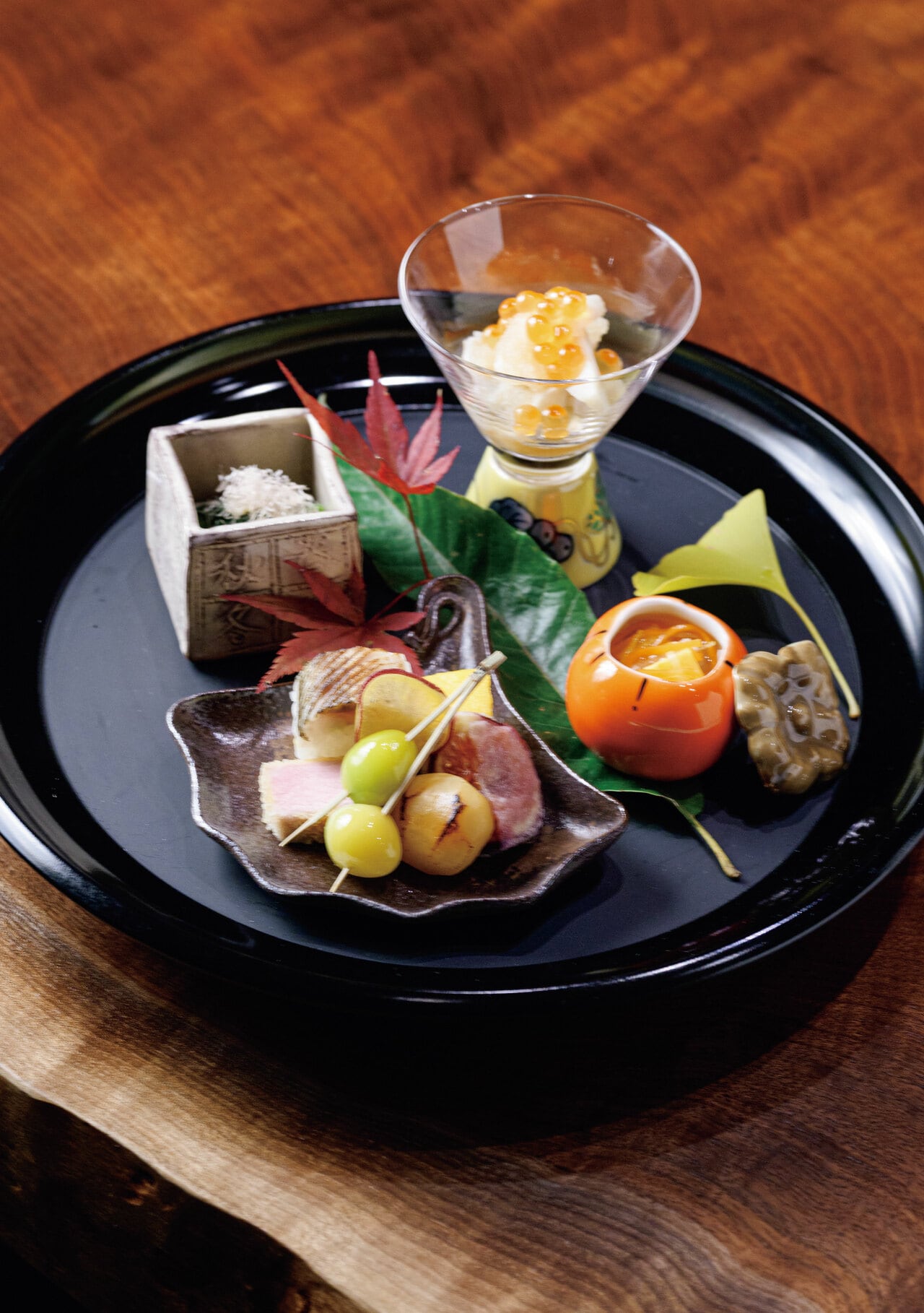 「懐石料理 花壇」コースより。柿なます、白舞茸とイクラのおろし和え、イチジクの天ぷらなど旬の味を楽しむ「八寸」。