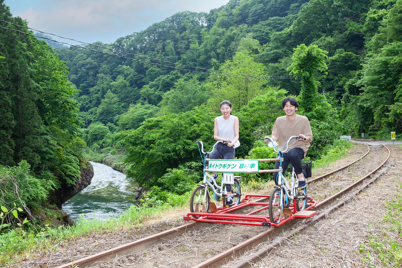 廃止になった線路を活用したアクティビティ（写真は「大館・小坂鉄道レールバイク」）。