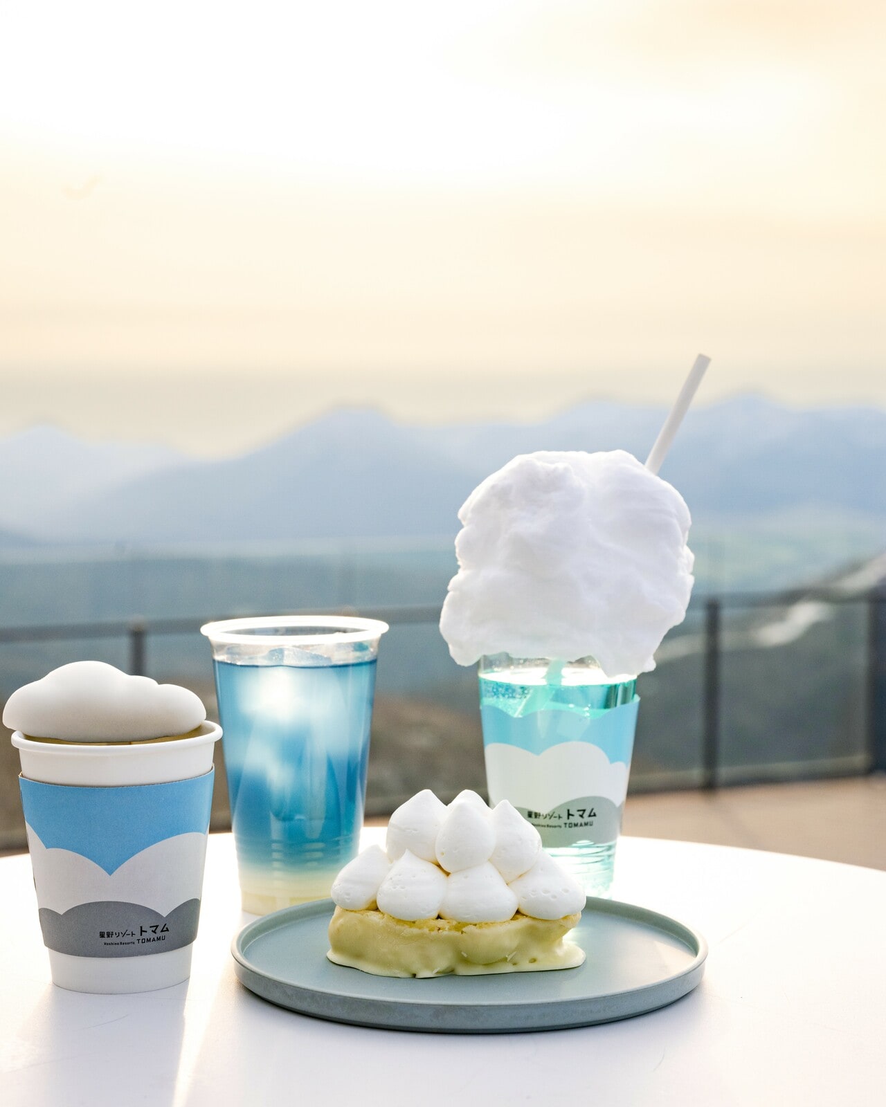 「雲Cafe」に新登場の「雲ケーキ」(1,000円)、「雲海ソーダ」(700円)ほか。