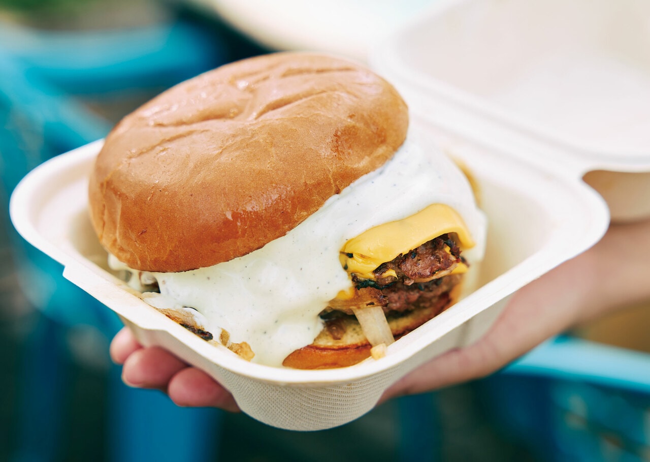 人気ナンバーワン！　濃厚トリュフソースがたまらない禁断の味。「Hawaii’s Original Oklahoma Truffle Smash Burger」19ドル。