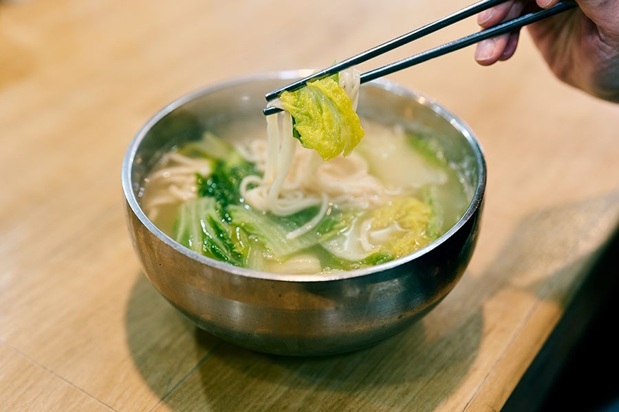 白菜のカルグッシ W7,000。白菜の甘味と優しい味の麵にお腹も心も温まる。