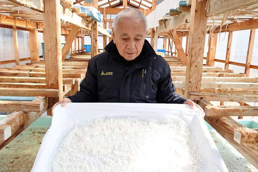 結晶化させた塩を天日干しします。温泉水の塩をなめさせてもらったら、とがりがなく、まろやかでした。