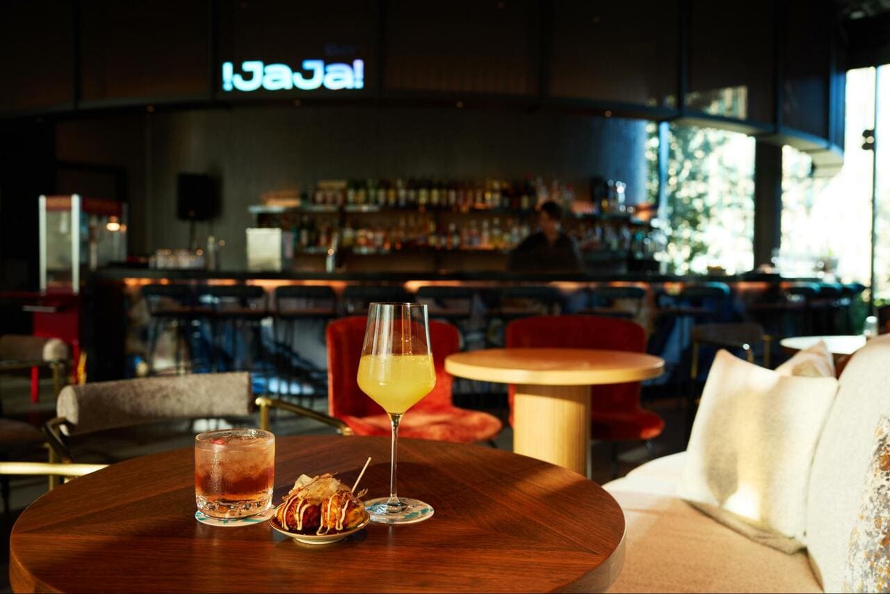 「!JaJa!Bar」で楽しむ、ゴールデンアワー体験。