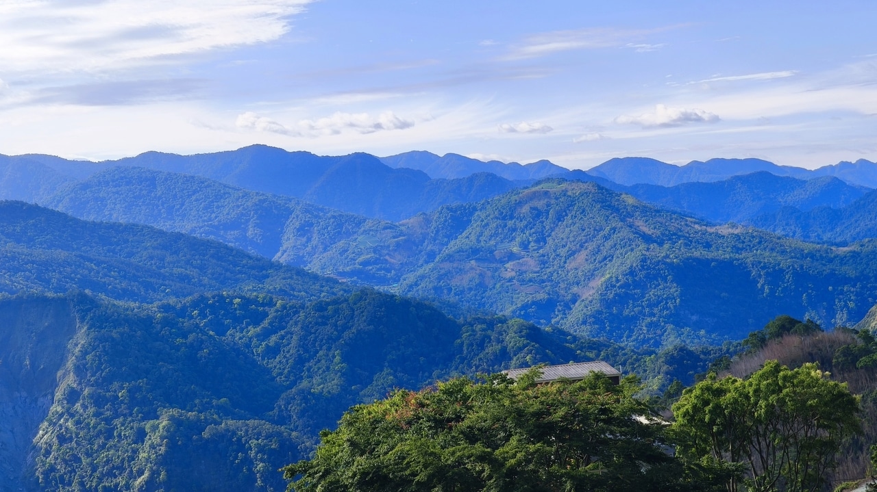 目の前に広がる幾重にも連なる山並み。