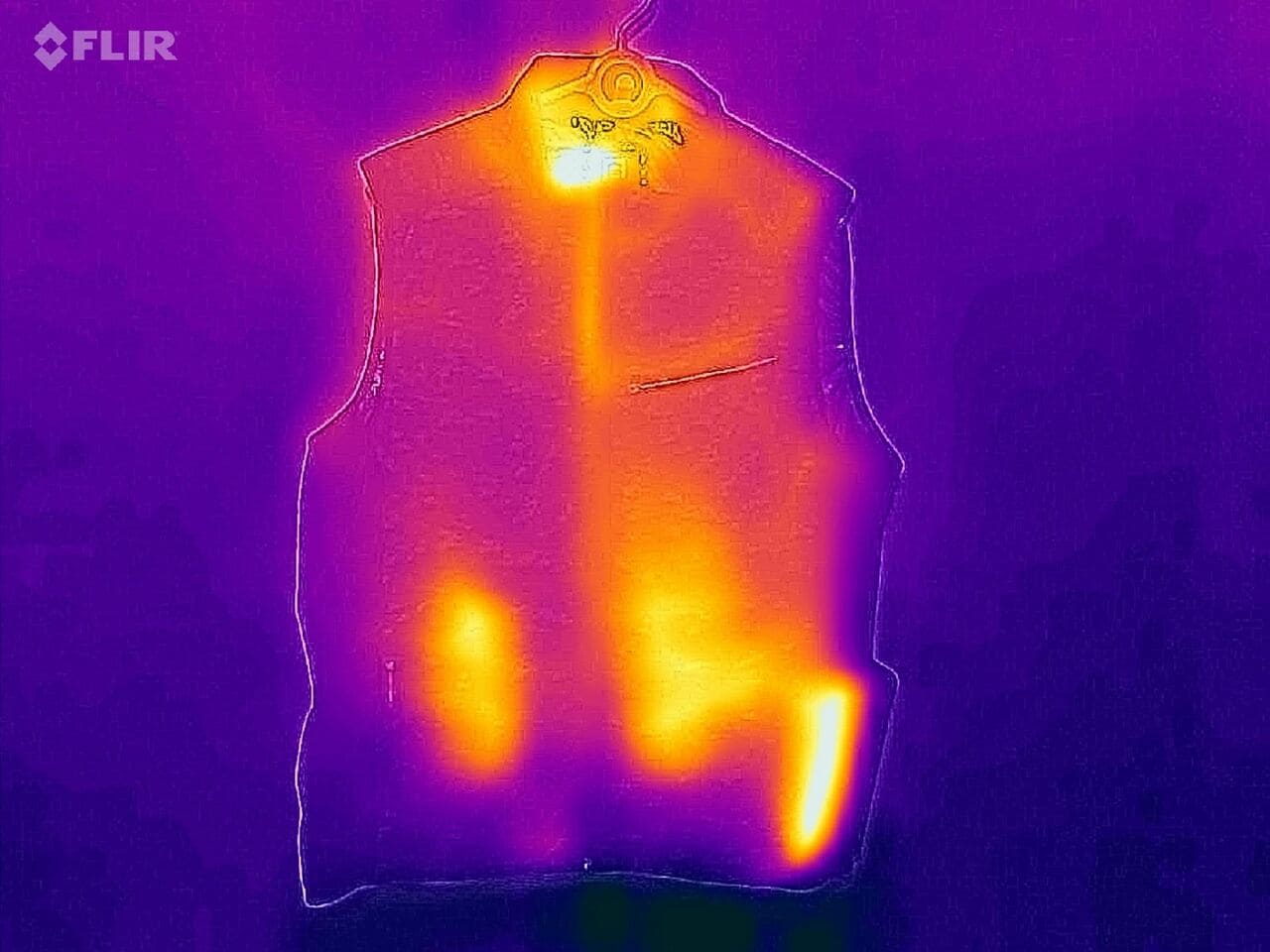 汎用バッテリーで動作する他社のヒーターウェアをサーモグラフで撮影。専用ポケットに入れた汎用バッテリー（右下）が異様に発熱しているのが分かります