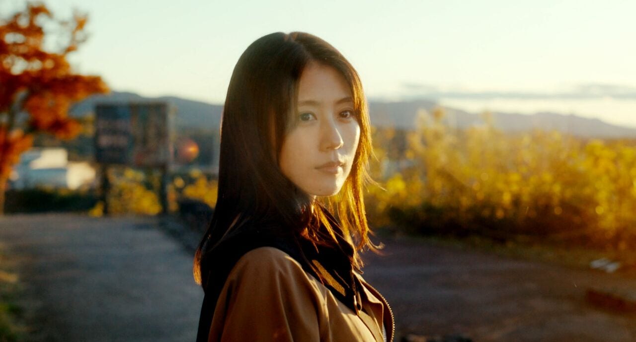 父を喪った神尾真世(有村架純)は悲しみを乗り越えて、事件に向き合う。 ©2025映画『ブラック・ショーマン』製作委員会