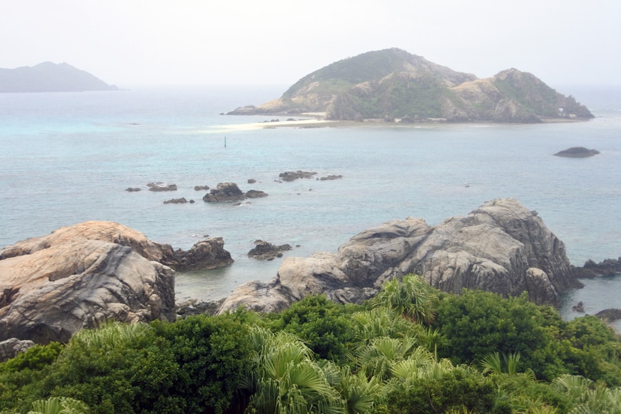 今回のクバンダキ展望台からの眺め。無人島の“ハナレ”は別名“しぶガキ島”とも呼ばれています。