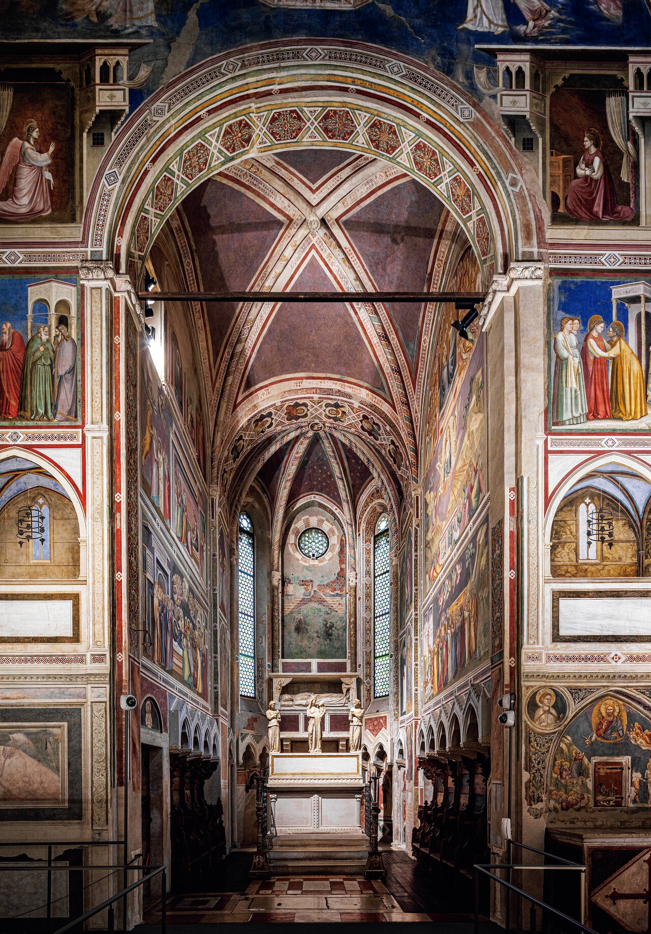 祭壇を臨む。礼拝堂内は作品群の保存上、内部の温度は年間を通して16度、湿度は60％に保たれている。