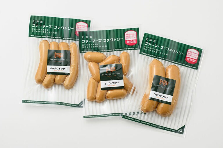 ファーマーズファクトリー　北海道ポークシリーズ。左から：ポークウインナー298円(100g)、ミニウインナー298円(100g)、フランクフルト464円(150g)。