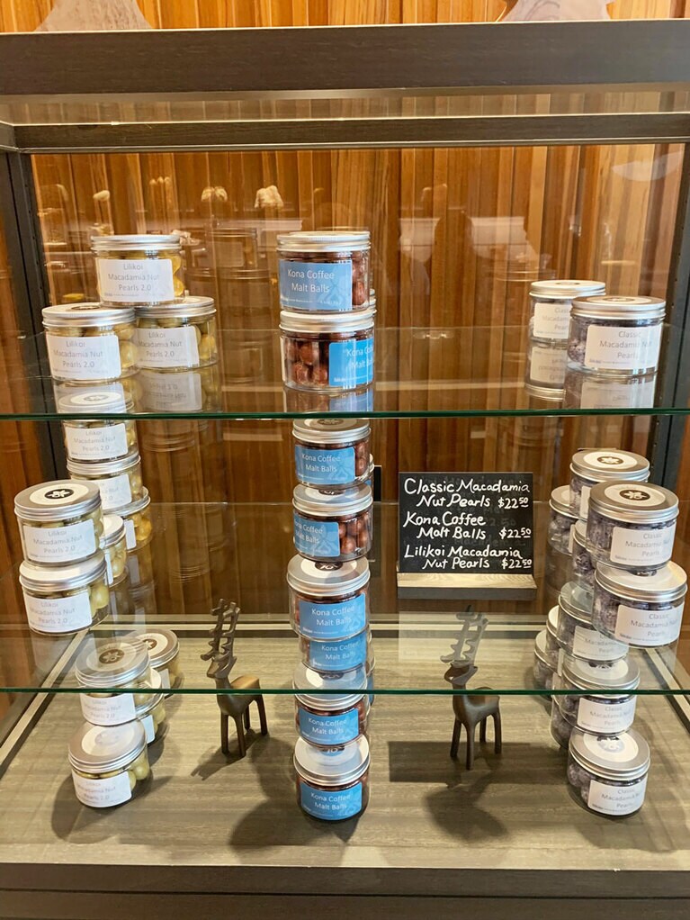 右側がお気に入りのクラッシックマカダミアナッツパール 22.50ドル。