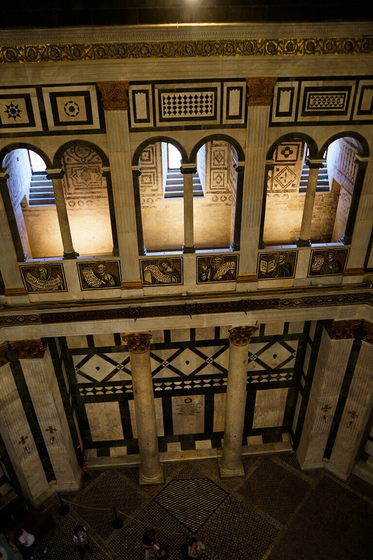 白と緑の大理石によって形作られる幾何学模様が印象的。