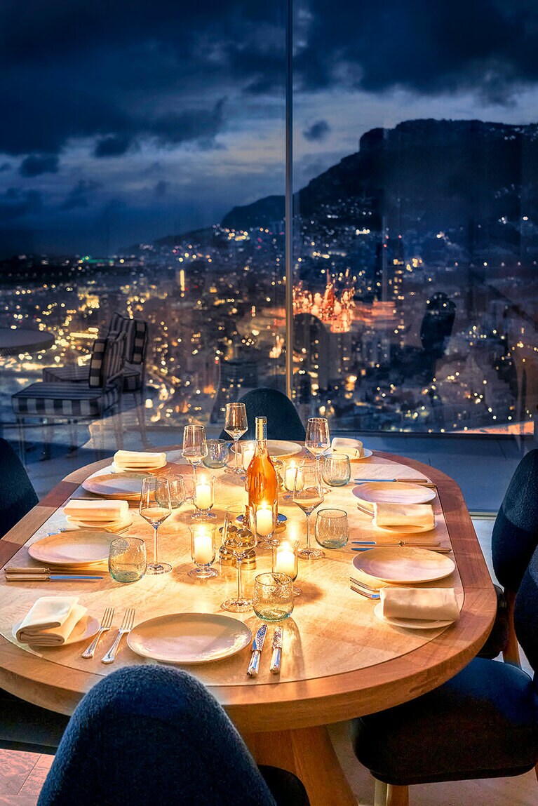 部屋でのプライベートディナーも可能。