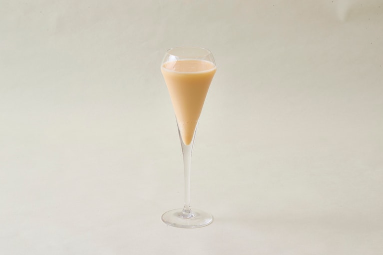 「Yakult1000」の原料液を使⽤し、炭酸で仕上げたノンアルコールのスパークリングドリンク〈「Yakult1000」sparkling〉1,485円（税込サ別） 