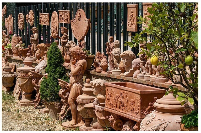 どこもかしこもテラコッタ製品が置かれています。