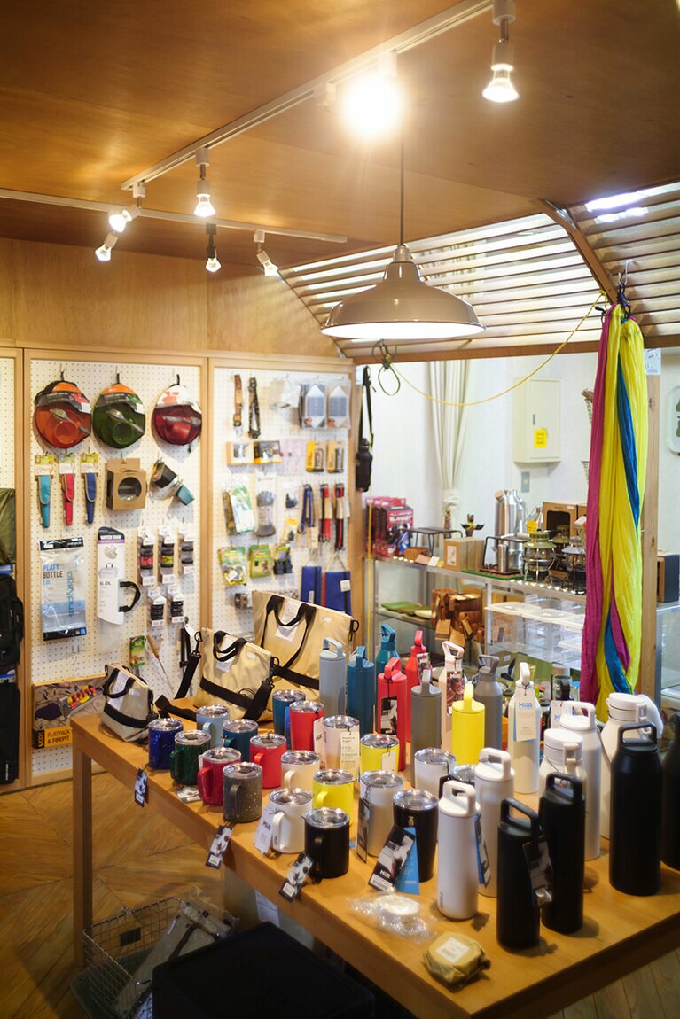 林さんが「部屋の中に小屋を建てる」やり方で作った店内は、秘密基地のよう。