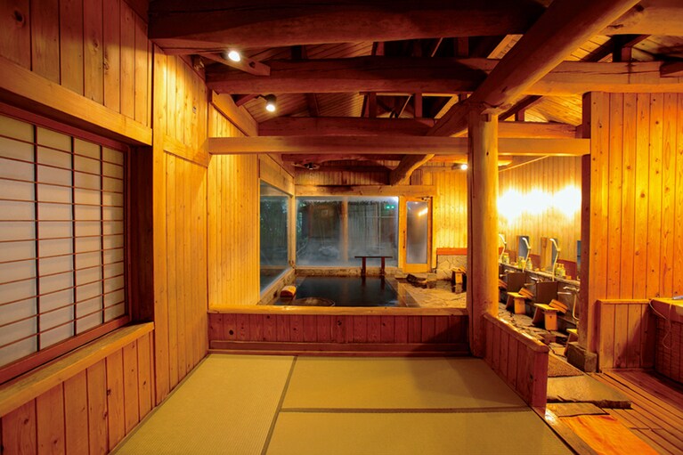 【島崎藤村ゆかりの宿 中棚荘】柱や梁に巨木を配した重厚な内湯。脱衣所も畳敷きで、大名風呂を思わせる造り。