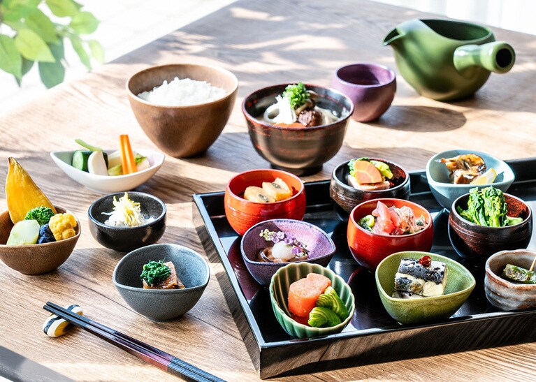 沖縄ならではの美味も味わえる朝食ビュッフェ。