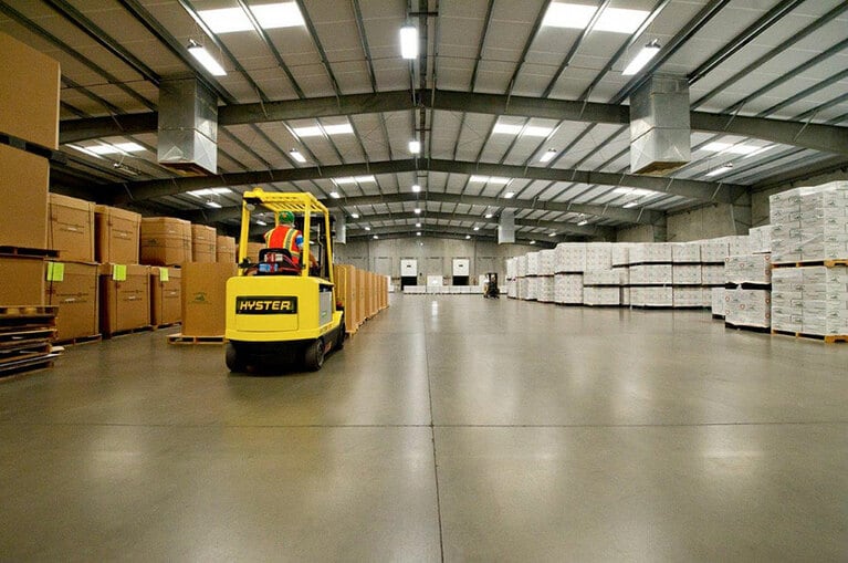 右側の白い箱には20キロ、左側の茶色のコンテナには2トンのアーモンドが詰められ、日本を始めとする世界各地に輸出されていく。