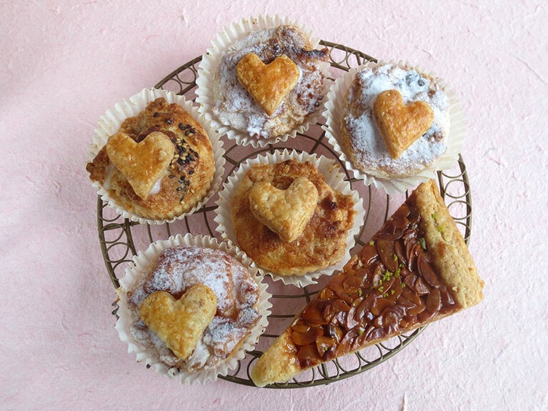 ミニパイ手前より時計回りで「レモンクリームチーズ」300円、「あんもち」300円、「ラズベリーチョコレート」300円、「ストロベリーホワイトチョコ」300円、「金柑と白餡」320円(中央)、と「キャラメルナッツパイ」330円(右下)。期間限定で、ハートのおまけつきのバレンタインデー仕様(終了)。