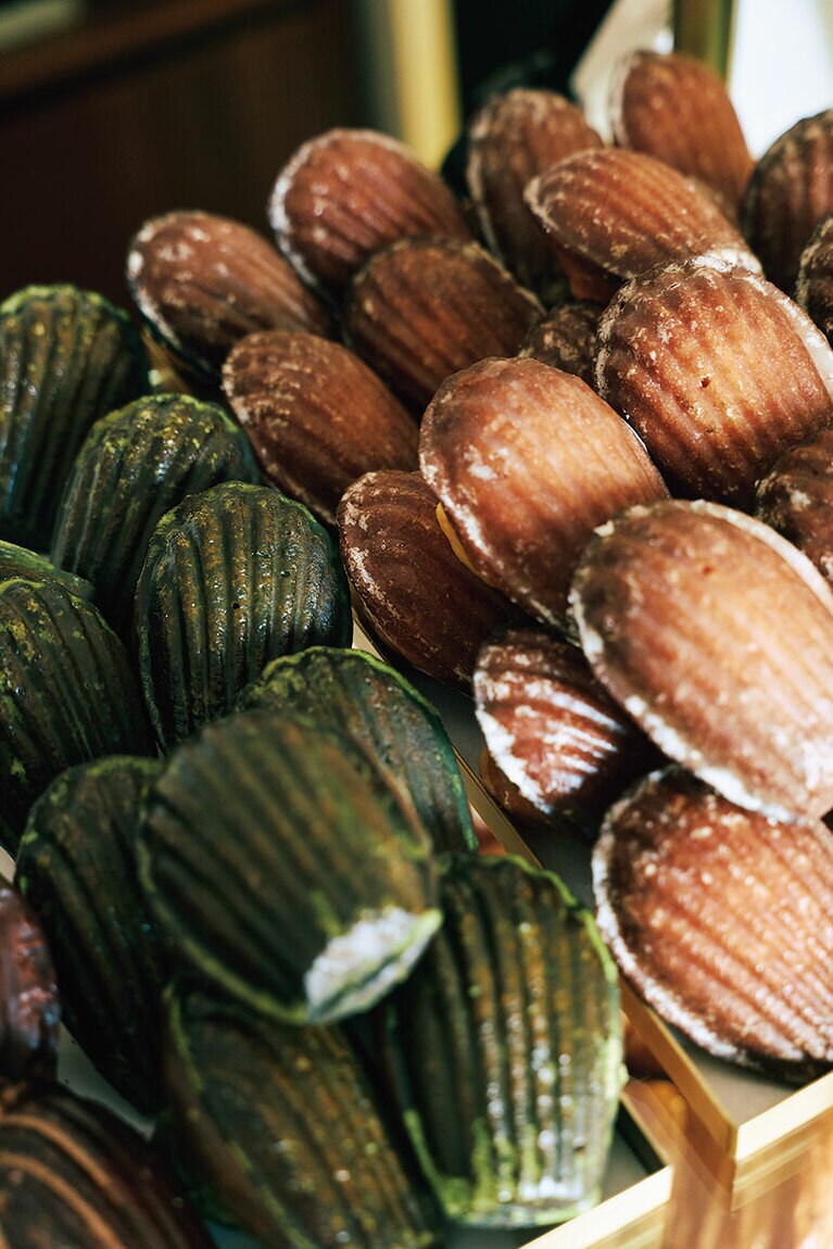 シロップで薄くコーティングされたマドレーヌ。しっとり感がキープされる。レモン、ピスタチオ、キャラメルなどフレーバーは6種。W3,200～。