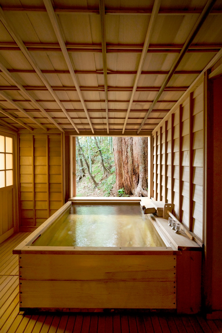 ヒノキを贅沢にあしらった 離れ「有栖川」の半露天風呂。