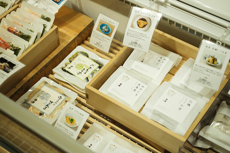 さんま節や海鮮丼など「斉吉商店」のオリジナル商品と、東北の美味しいものや器を集めたセレクトショップも併設。センスのいいお土産が揃っています。