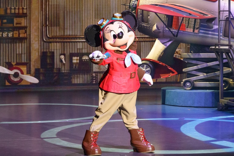 赤いジャケットとパンツ姿というちょっとクールなスタイルで登場したミニー