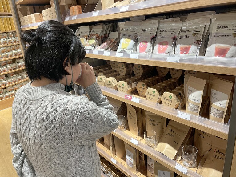 漢方茶はいろいろな種類があり、香りを嗅いで選ぶことができます。