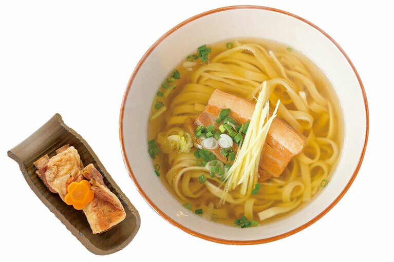 ［麺処 てぃあんだー］ソーキそば(中) 780円。左は別皿のソーキ。