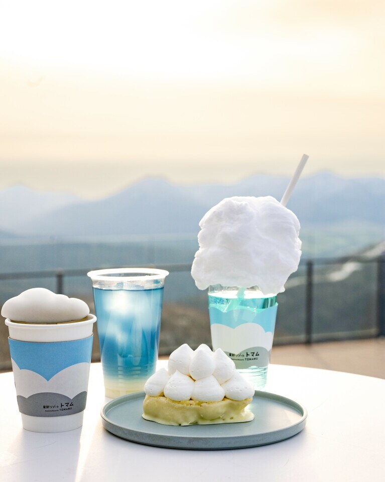 「雲Cafe」に新登場の「雲ケーキ」（1,000円）、「雲海ソーダ」（700円）ほか。