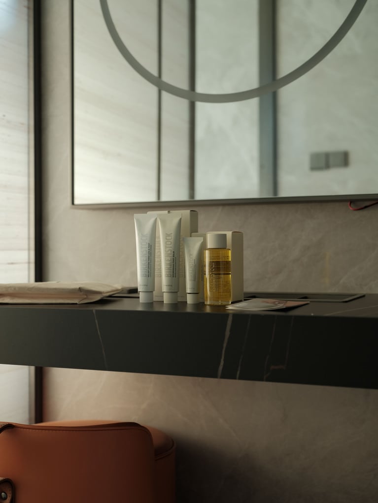 ビルケンシュトックが2024年にローンチしたフットケア、ボディケアライン。左から、リリーフローション（4,070円／75ml）、ナリシングフットバーム（4,070円／75ml）、バランシング ハンド＆ボディ ローション（4,840円／300ml、写真は30mlサイズ）コンフォーティングドライオイル（4,840円／100ml）