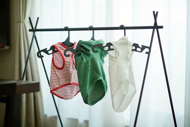 「犬の服づくりは練習あるのみ。ミシンは楽しいし、着せたときの喜びも大きい」と幸子さん。ちなみにこちらのラックもアウトドア用「ミニマルワークス」の折りたたみ式。