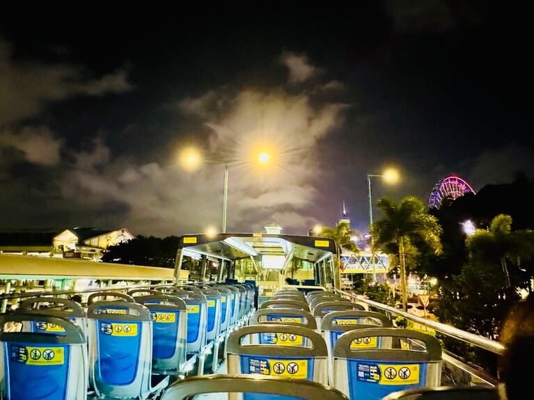 心地いい夜風に吹かれながらドライブ。1階はクーラーが効いているので、暑い時期でも快適に過ごせる。