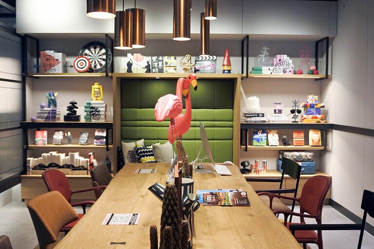 楽し気な雰囲気漂うライブラリー。PCを持ち込んでワーケーションをするゲストも。