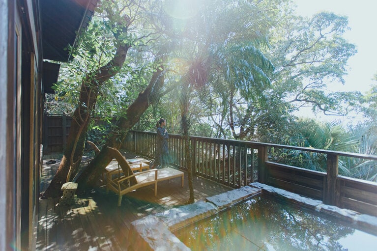 石山離宮 五足のくつ［熊本／下田温泉］ヴィラCの客室テラス露天風呂。