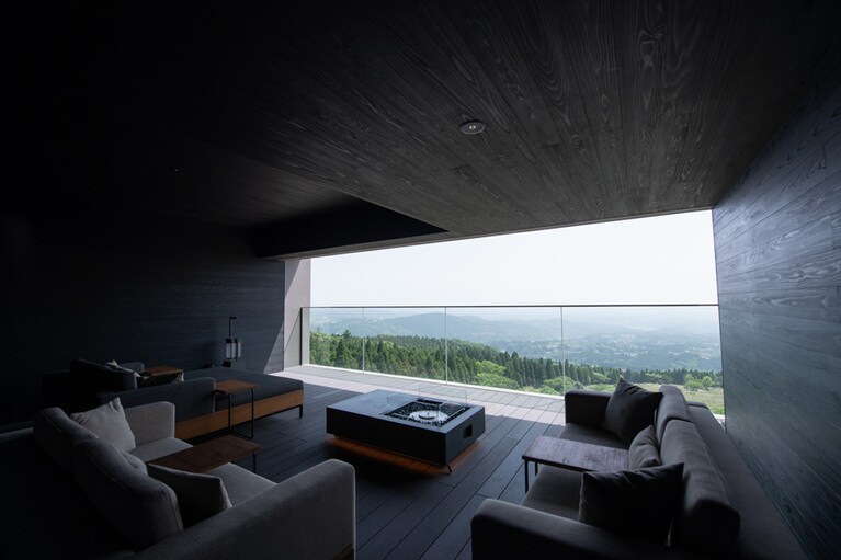 霧島高原を見渡すビューテラスは誰でも利用可能。絶景を眺めつつお酒を楽しんでも。