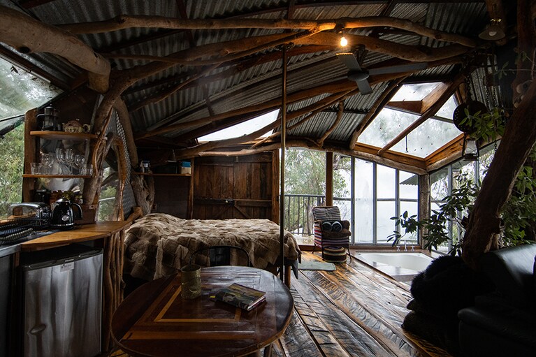 〈ツリーハウス〉の内部。お風呂もフォレストビュー。