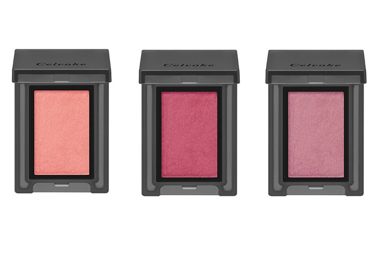 植物オイルが配合されているので、パウダータイプもしっとり質感でまぶたに密着する感触が気持ちいい。セルヴォーク ヴォランタリー アイズ 左から、30シトロンピンク、31カンパリ、33ナデシコ 各2,000円／マッシュビューティラボ