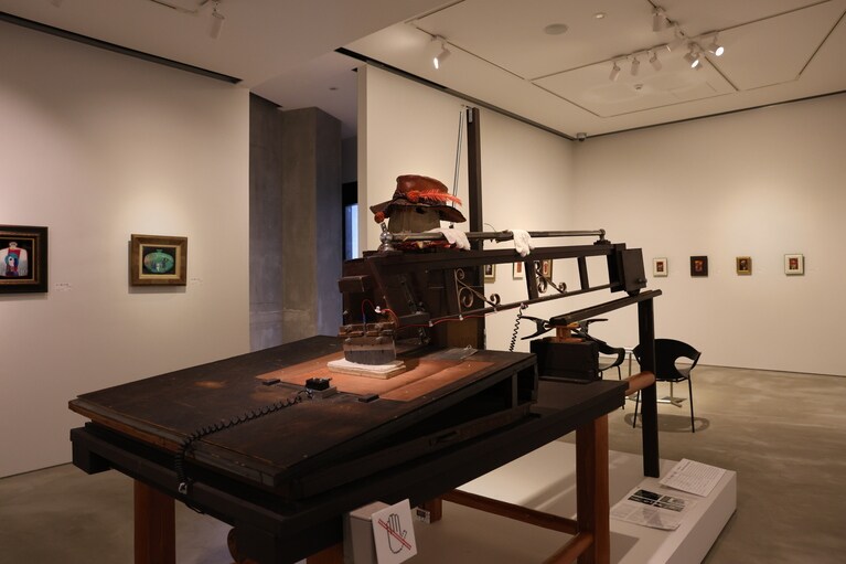 深沢氏が制作したマシンロボット「チンタラ一世」。自動で目立て（銅板に刃をあてて版の下地をつくる作業）を行った、深沢氏の相棒。