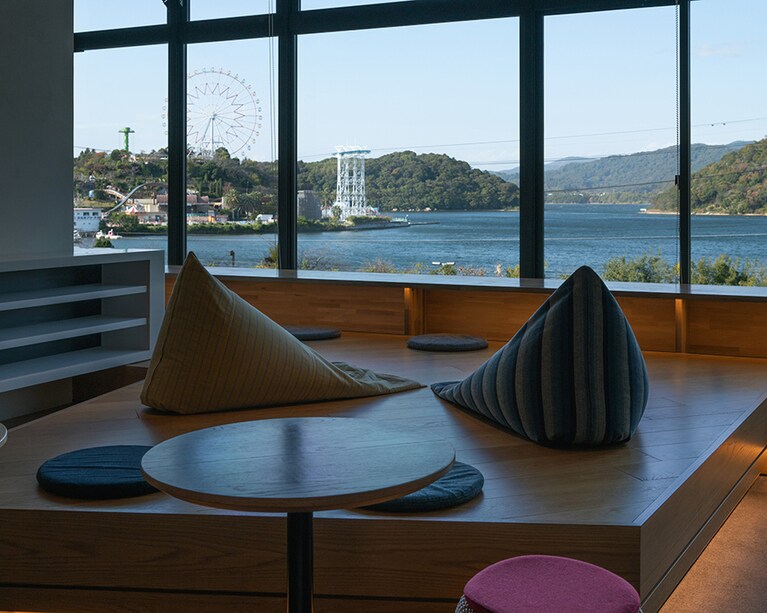 「美茶楽ラウンジ」は、浜名湖と茶畑を望む小上がりスタイル。靴を脱いでリラックスしながら、極上のお茶を飲み比べ。