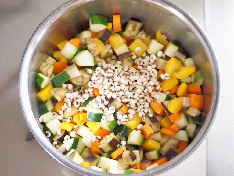 鍋にオリーブオイルを入れて加熱する。（1）の野菜、（2）のハトムギを入れて炒める。