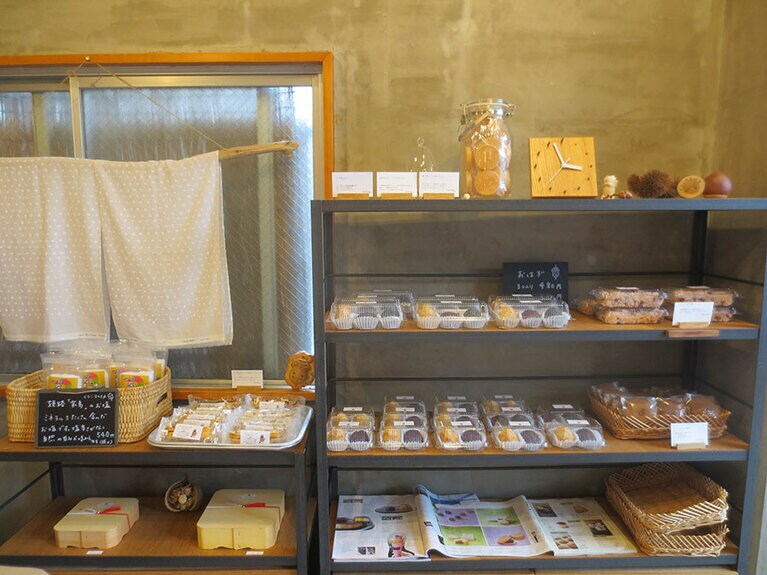 できたてのおはぎ、どら焼き、赤飯などが並ぶ店内。