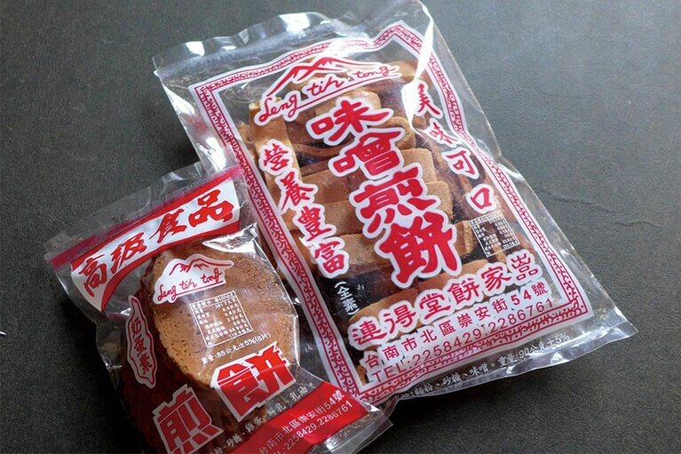 老若男女に幅広く愛される瓦煎餅。写真右は連得堂の「味噌煎餅」。