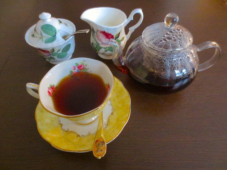 紅茶は好みのものを選べる。もちろんポットサービス。