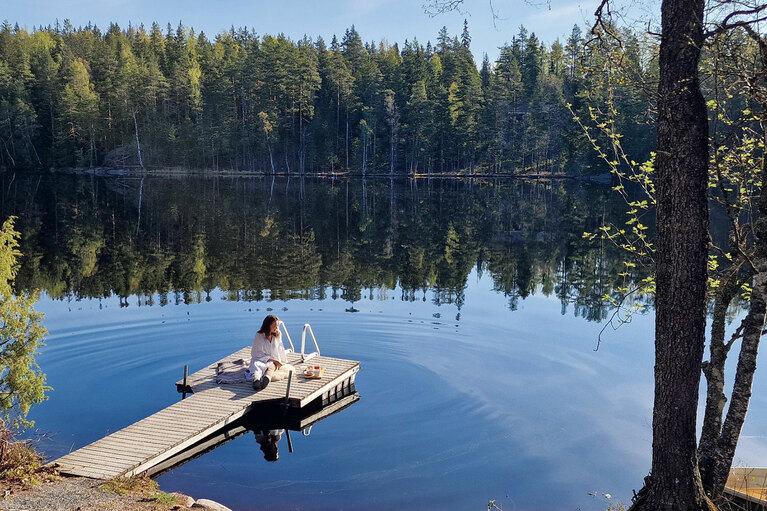 湖畔でカフェタイムを楽しんだりと思い思いのひとときを過ごしたい。©Hawkhill Cattage Risort