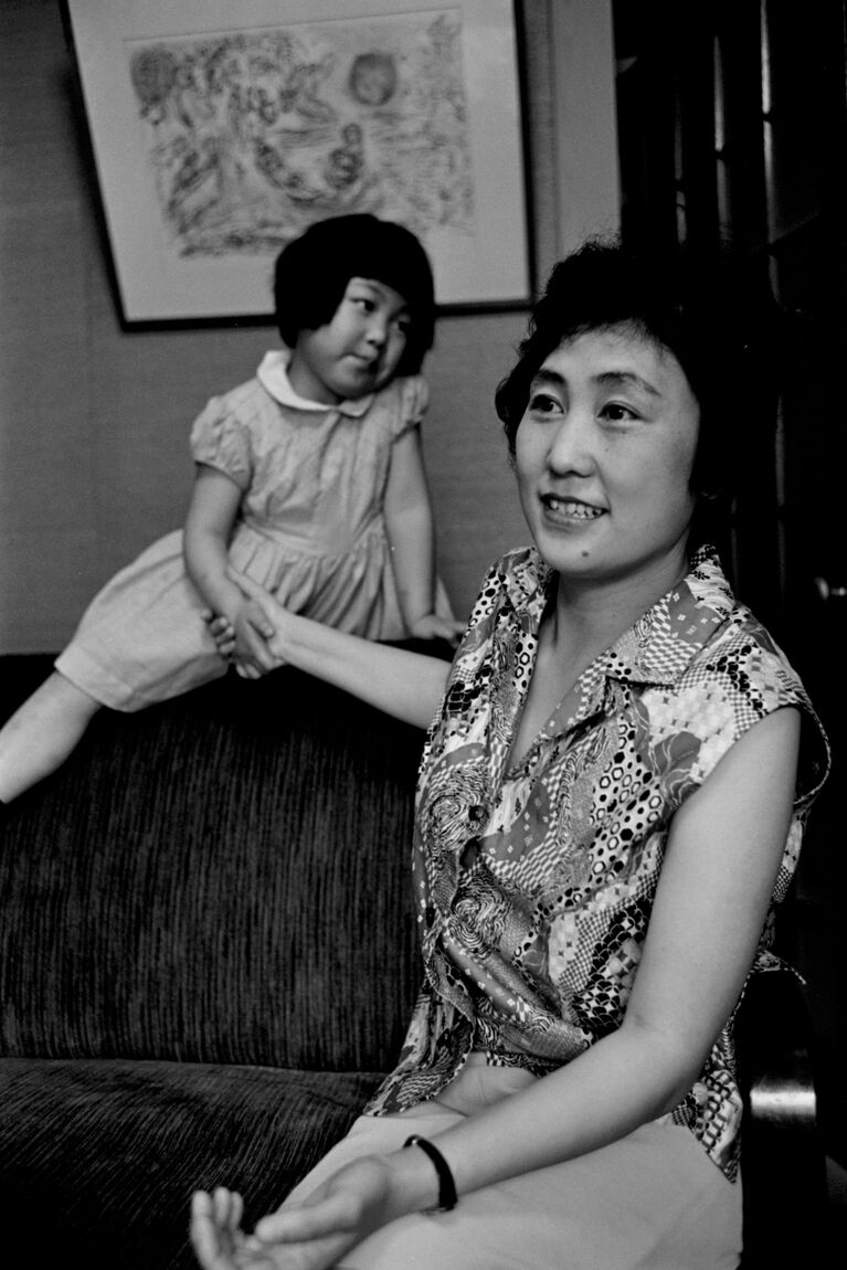 若かりし日の佐藤愛子さんと、幼少期の娘・響子さん　©文藝春秋
