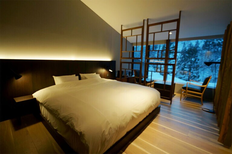 「コテージ1」は35平方メートル。ワイドキングサイズのベッドが1台で、定員は2名。